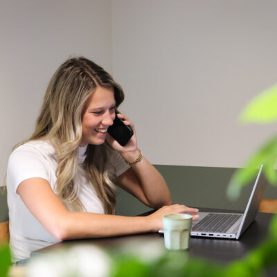 Paola belt achter haar laptop